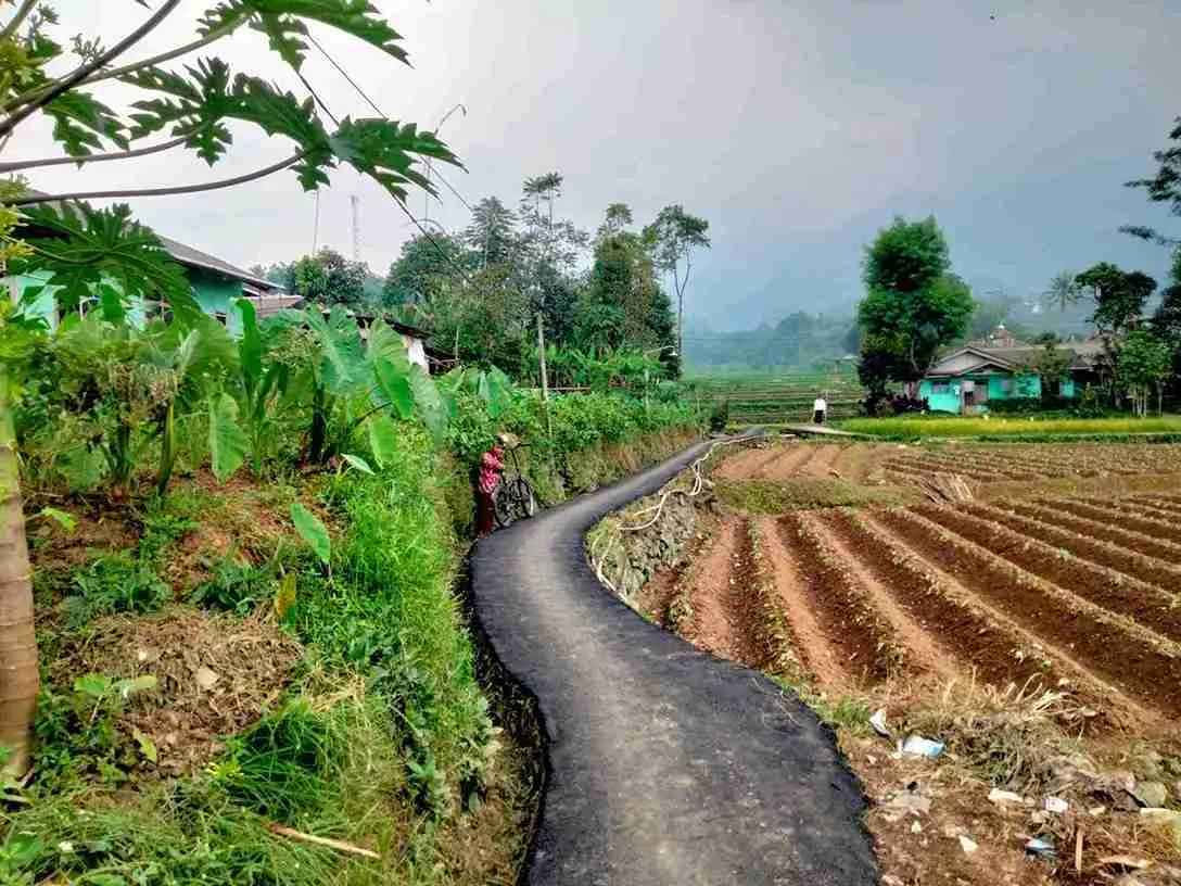 Pembangunan Pengaspalan Jalan Lingkungan di RT 02 RW 04 Desa Cisaat Rampung, Gunakan Dana Desa Tahap I