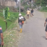 Warga RW 01 dan RW 02 Desa Cisaat Gelar Gotong Royong Bersih-Bersih Lingkungan