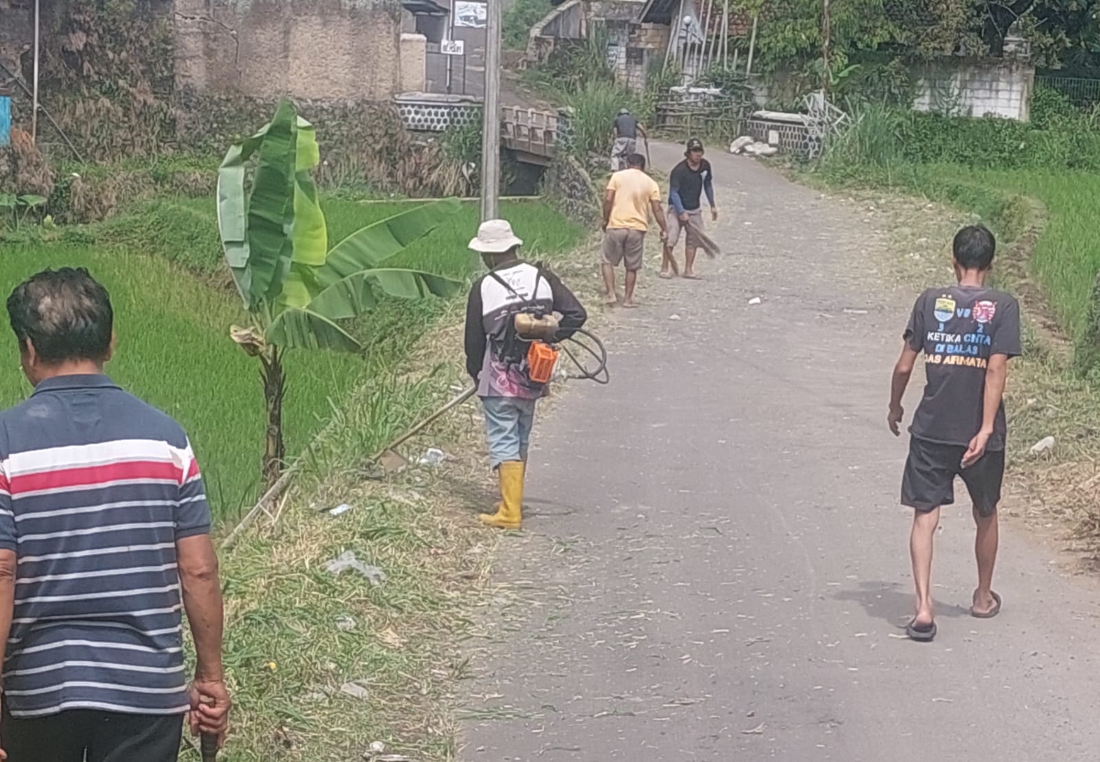 Warga RW 01 dan RW 02 Desa Cisaat Gelar Gotong Royong Bersih-Bersih Lingkungan