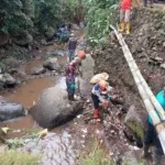 Kegiatan WCD Pemdes Cisaat Cicurug Bersihkan Sampah Di sungai