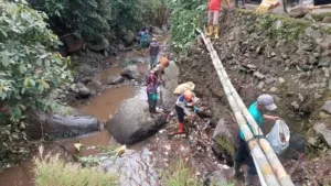 Kegiatan WCD Pemdes Cisaat Cicurug Bersihkan Sampah Di sungai