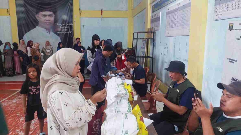 Pemerintah Desa Cisaat Salurkan 1.440 Paket Bantuan Pangan dari BULOG kepada Masyarakat