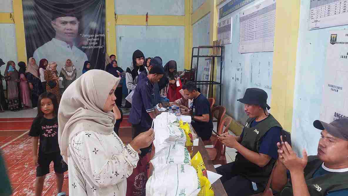 Pemerintah Desa Cisaat Salurkan 1.440 Paket Bantuan Pangan dari BULOG kepada Masyarakat
